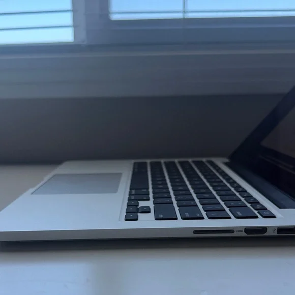 MacBook Pro Silver - Picture 4 of 7